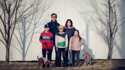 Eun-mi, hennes sambo Tobias, tre barn från förra relationen samt deras gemensamma hund flyttade till Korea i juli 2020. De lämnade Jönköping i Småland, sa upp lägenhet och jobb inom omsorgen.