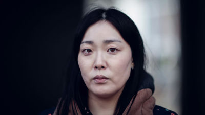 Eun-mi ser olyckligt in i kameran
