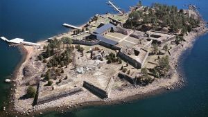 I år måste man försöka locka fler inhemska turister. Kanske en dagsutflykt till fästningsön Svartholm i Lovisa kunde vara något? Sjöfästningen Svartholm i Lovisa