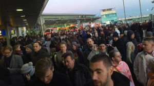 På eftermiddagen fick passagerarna köa i en kvart för att alls komma in på flygplatsen. Avgångshallen vid terminal 2 på Helsingfors-Vanda flygplats evakuerades.