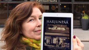 Kirjabloggaaja Tuijata kirja Harjunpää ja rakkauden nälkä kädessään