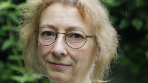 Andréa Räder Andréa Räder har skrivit den första svenska biografin om bröderna Grimm. 2016.