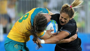 Jämnt i damfinalen i första halvlek, Kayla McAlister och Chloe Dalton i kamp om bollen i Rugby Sevens.