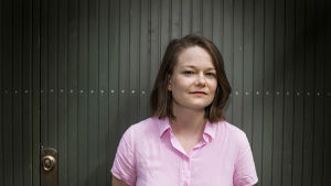 Johanna Frids roman handlar om svartsjuka och sjukdom. Bild på författaren Johanna Frid.