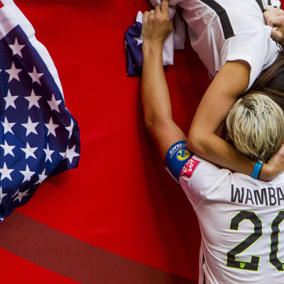 Wambach kysser frun efter VM-guldet 2015.