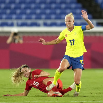 Kanadas Janine Beckie försöker få stopp på Sveriges Caroline Seger.