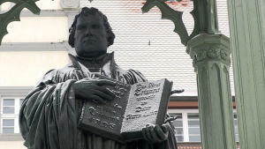 Luther och Nya testamentet som han översatte till tyska. Staty som föreställer Martin Luther med Nya testamentet i handen.