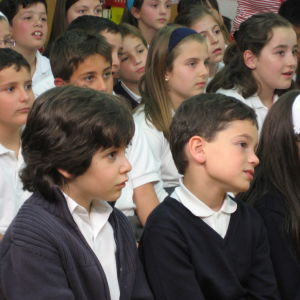Espanjalaisia koululaisia kouluasuissa.