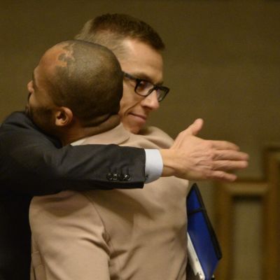 Statsminister Alexander Stubb kramar om De Grönas Jani Toivolaa efter att riksdagen röstade för en jämlik äktenskapslag.