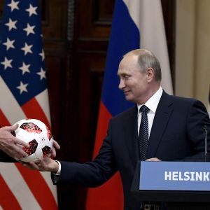 Putin ger Trump en fotboll under presskonferensen i Helsingfors 