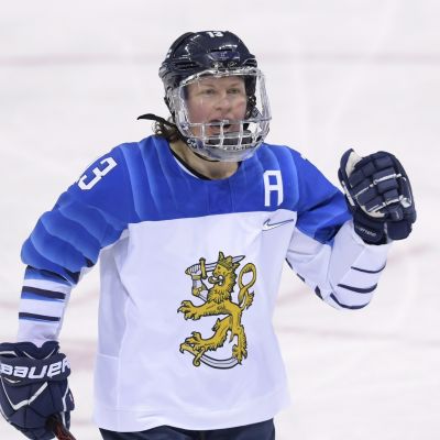 Riikka Välilä tuulettaa.