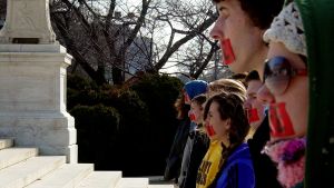 Abortmotståndare demonstrerar utanför Högsta domstolen i Washington DC i februari 2007. Abortmotståndare demonstrerar utanför Högsta domstolen i Washington DC i februari 2007.