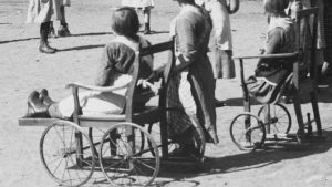 Helsingfors på 1930-talet. På 1930-talet drabbades många barn av polio som ibland kunna innebära ett behov av rullstol.