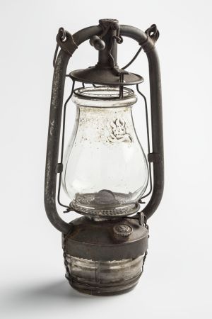 Lyktan var behändig att bära med sig i mörkret. Bild på en gammal lykta i glas och metall.