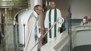 I augusti 2019 lade Björn Vikström ner biskopstaven och de andra insignierna for gott. Biskop Björn Vikström lägger ned biskopsstaven vid altaret i Borgå domkyrka