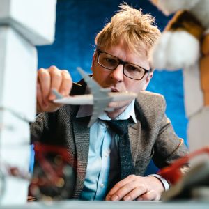 Med många enkla pedagogiska hjälpmedel försöker Hans Roslings Minne (Oskar Pöysti) övertyga oss om att framtiden inte är så mörk som vi tror. 