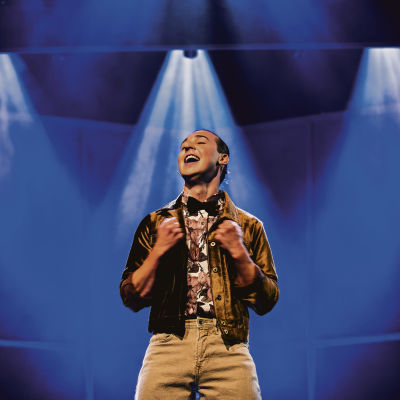 Jakob Norrgård står ensam på scenen.