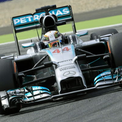 Lewis Hamilton i sin Mercedes