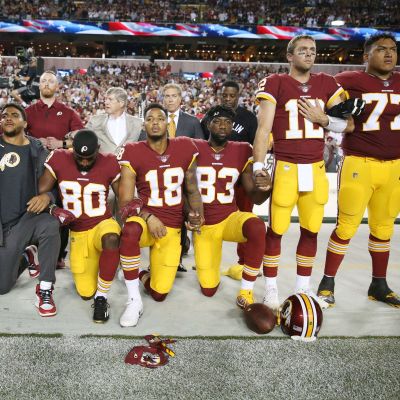 NFL-seura Washington Redskinsin pelaajat protestoivat Yhdysvaltain kansallislaulun yhteydessä.