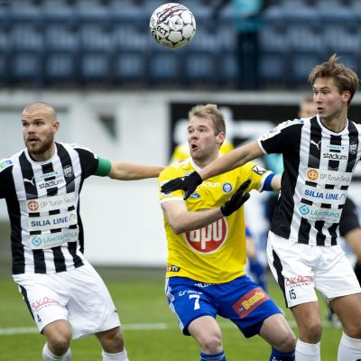 Rasmus Holma (vas.) ja Miro Tenho (oik.) yrittävät ottaa HJK:n Joao Klauss De Mellolta tilan pois.