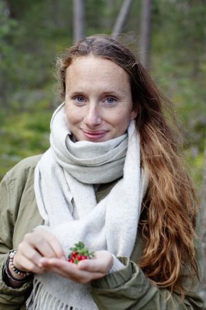 Hanna Olvenmark skapade sin hemsida för att visa att det går att äta gott, billigt, klimatsmart och hälsosamt. Från början fanns allt bara på hennes hemsida, men nu har det också blivit några kokböcker, så nu får hon kalla sig både dietist och kokboksförfattare. en kvinna står i skogen och håller i några röda bär