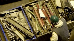 Metallskrot som ska testas för eventuell radioaktiv strålning. Experterna beräknar att mängden metall som ska nedmonteras och skrotas eller, om det är farligt, långtidsförvaras, motsvarar 16 Eiffeltorn. Av dem antas 14,5 torn vara radioaktiva. Metallskrot som ska testas för eventuell strålning på kärnkraftverket Ignalina.