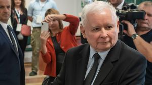 Jarosław Kaczyński sägs leda sitt parti med järnhand. Jaroslaw Kaczynski, ledare för partiet Lag och rättvisa, röstar i parlamentsvalet 13.10.2019