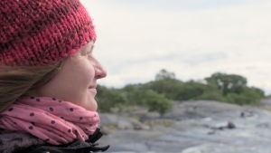 Janne Kütimaa har vistats många perioder på Åland. Hon har jobbat som guide på Källskär utanför Kökar. Både på klipporna och till rors. Hon har också jobbat som församlingsarbetare i Adventkyrkan i Mariehamn Pastorn Janne Kütimaa på klipporna på Kökar