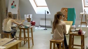 Den kommunala konstskolan är populär bland barnen i Valka - och barnen i Valga. Två barn sitter och målar på en lektion i den kommunala konstskolan i den lettiska staden Valka.