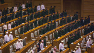 På parlamentets läktare spelas politisk teater. Parlamentsledamöter i Myanmar.