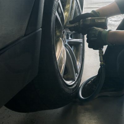 Kesärenkaan pulttien kiristystä huoltopisteellä.