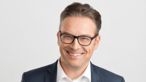 Timo Seppälä är forskare vid ETLA och arbetslivsprofessor med digitalisering som expertområde vid Aalto Universitet. Porträttbild av Timo Seppälä som forskar vid Näringslivets forskningsinstitut.