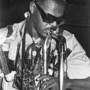 Rahsaan Roland Kirk. Rahsaan Roland Kirk. Kuva dokumenttielokuvasta The Case of the Three Sided Dream.