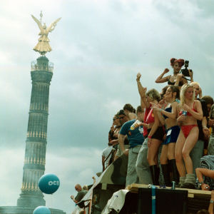 Ihmisiä tanssimassa Love Parade -tapahtumassa Berliinissä vuonna 2000.