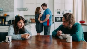 En jättekiva familj. Aino (Anni Paavilainen) och Micke (Elmer Bäck) har Ainos bror Jussi (Mikko Penttilä) som inneboende. Aino och Micke vid frukostbordet med Ainos bror och potentiella flickvän i bakgrunden.
