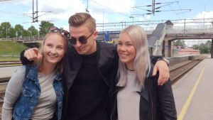 Låten lanserades på järnvägsstationen i Karis. Emilia Ekström, Joseph och Clarissa sjunger "Hem igen" tillsammans med Mikko Sipola som inte syns på bilden. Tre unga vuxna poserar avslappnat på en järnvägsperrong. Det är två kvinnor och en man. Man ser räls och i bakgrunden en bro för biltrafik. Det är sommar..