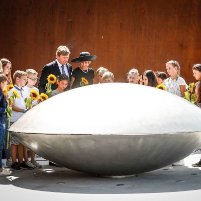 Det nederländska kungaparet och lokala barn samlas för att avslöja minnesmonumentet för offren i MH17-flygkraschen.