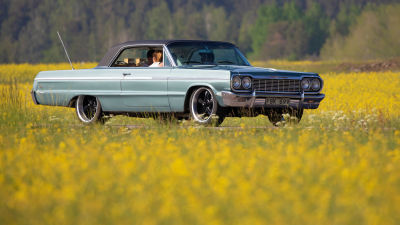 Chevrolet Impala som kör längs landsvägen.