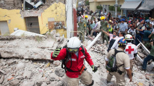 Mexikos president Enrique Peña Nieto besöker räddningsarbete. Mexikos president Enrique Peña Nieto besöker räddningsarbete.