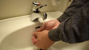 God handhygien är viktig för att minska spridningen av pneumokockerna. En person tvättar händerna.