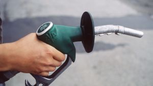 Strejken kan påverka bränsledistributionen då arbetet på bland annat Nestes raffinaderi i Nådendal körs ner. Tankning av bensin.