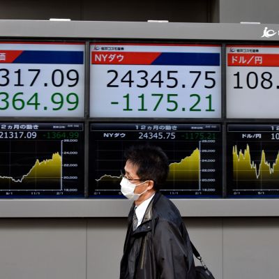 Jalankulkija ja Nikkei-indeksin historiallinen pudotus.