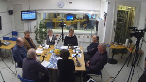 Kandidaterna samlades i arla morgonstund i Yle Västnylands studio i Ekenäs. Åtta personer runt ett bord.