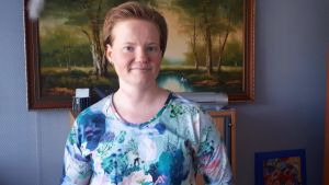 Sonja Jungar-Irjala säger att stiftelsens skulder ackumulerat så att man inte längre kan göra upp hållbara betalningsplaner. Sonja Jungar-Irjala på Retro i Jakobstad.