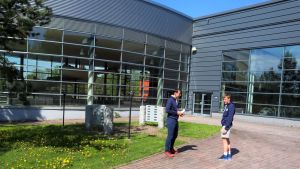 Simhallen i Borgå stängdes i mitten av mars. Magnus och William Fagerstedt utan för simhall.