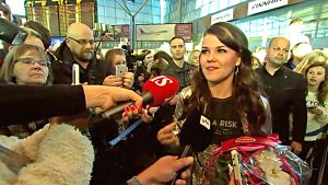 Alla vill intervjua Saara Aalto när hon kommer på Finlandsbesök. Saara Aalto på Helsingfors-Vanda flygplats