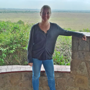 Marissa Gripenberg jobbade i Kenya i två månader. Marissa Gripenberg framför ett vidsträckt landskap i Kenya. Bakom hennes syns träd och gräs.