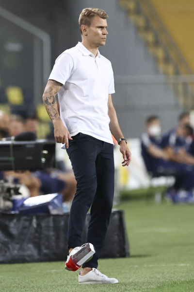 Toni Koskela coachar laget vid sidan av planen.