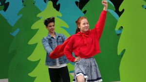 Robin Hansson och Lovisa Schulman som Rupert och Rödluvan. Robin Hansson och Lovisa Schulman i Stora stygga vargen på Finns sommarteater 2018.