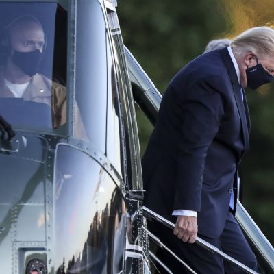 Donald Trump poistumassa helikopterista.